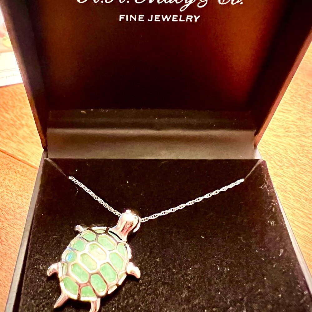 NWT R.H. Macy jade turtle necklace. Sterling silver. Original box. - Picture 8 of 12